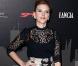Scarlett Johansson exhibe ses jolies gambettes sur tapis rouge 