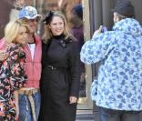 Mickey Rourke pose avec des fans ! 