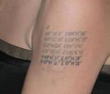 Angelina Jolie a fait tatouer les coordonnées de chaque endroit où sont nés ses enfants.  