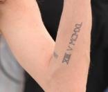 Angelina Jolie a fait tatouer  XIII V MCMXL ,            soit 13 mai 1940, date du discours d'investiture de Winston Churchill, dont elle est fan. 
