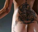 Angelina Jolie et son fameux dragon qui part du bas du dos au bas des fesses...
