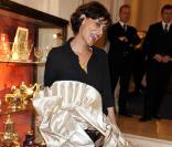 Inès de la Fressange fait une démo de French Cancan au défilé Etam !  05/02/09