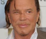 Mickey Rourke ou le come-back le plus retentissant de l'Histoire hollywoodienne ! Avec une photo de son Chihuahua, récemment décédé, autour du coup... 