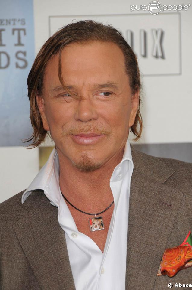 Mickey Rourke ou le come-back le plus retentissant de l'Histoire hollywoodienne ! Avec une photo de son Chihuahua, récemment décédé, autour du coup... 