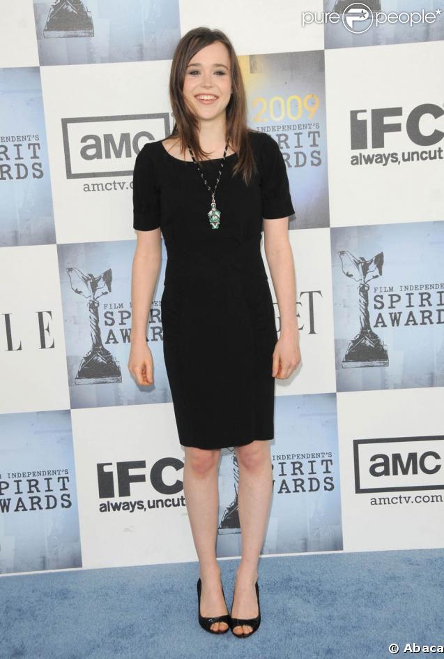 Ellen Page, très jolie dans une robe noire toute simple... 