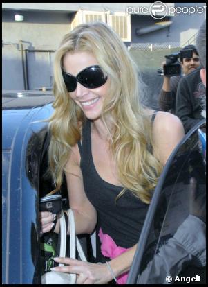Denise Richards, à la sortie de son cours de danse, à L.A.