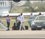 Julio Iglesias se dirige vers son jet privé 