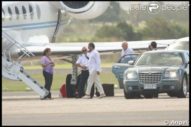 Julio Iglesias se dirige vers son jet privé 