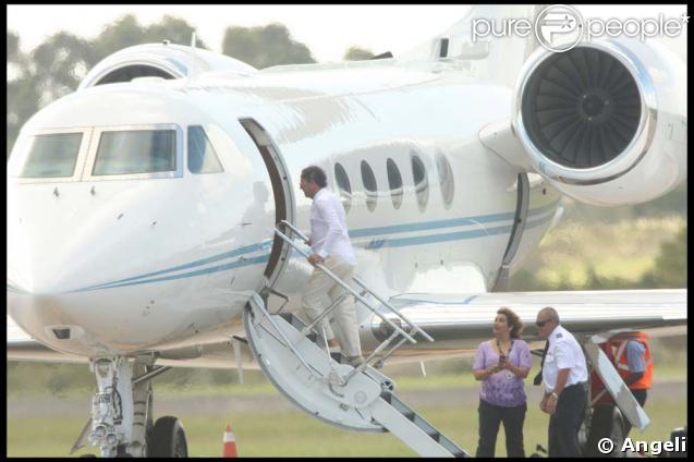 Julio Iglesias monte à bord de son jet privé 