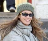 Elle MacPherson se promenant à Londres le 1er mars 2009