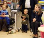 La princesse Letizia d'Espagne visite les enfants malades de l'hôpital universitaire Son Dureta à Palma de Majorque le 26 février 2009