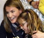La princesse Letizia d'Espagne visite les enfants malades de l'hôpital universitaire Son Dureta à Palma de Majorque le 26 février 2009