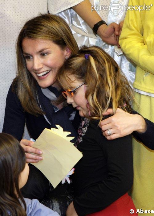 La princesse Letizia d'Espagne visite les enfants malades de l'hôpital universitaire Son Dureta à Palma de Majorque le 26 février 2009