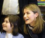 La princesse Letizia d'Espagne visite les enfants malades de l'hôpital universitaire Son Dureta à Palma de Majorque le 26 février 2009