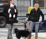 Ethan Hawke, sa fille Clementine, 7 mois, et Ryan Shawhughes son épouse dans les rues de Manhattan 