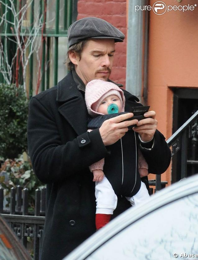 Ethan Hawke, sa fille Clementine, 7 mois, dans les rues de Manhattan