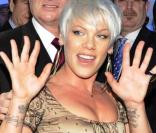 Pink prend la pose au salon de l'Automobile de Genève