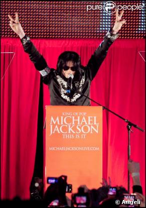 Michael Jackson  à Londres le 5 mars 2009 pour une conférence de presse exclusive annonçant son retour sur scène