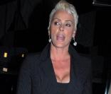 Brigitte Nielsen à l'entrée d'un restaurant