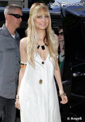 La ravissante Nicole Richie enceinte présentait hier à la boutique  Kitson à Los Angeles sa collection de bijoux ethniques appelée 'House of Harlow 1960', du nom de sa petite fille...