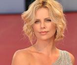 Charlize Theron, superbe, est à l'affiche de Loin de la terre brûlée, à partir du 11 mars 2009, et bientôt dans le très attendu La Route !