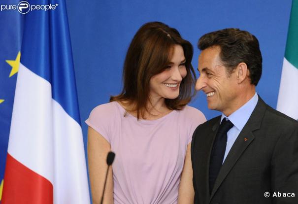 Nicolas Sarkozy, attentivement observé par Carla Bruni, faisant un discours devant les membres de la communauté française du Mexique dans une école française à Mexico le 9 mars 2009