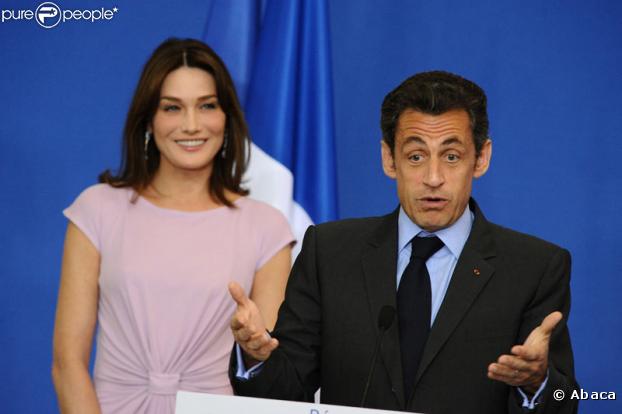 Nicolas Sarkozy, attentivement observé par Carla Bruni, faisant un discours devant les membres de la communauté française du Mexique dans une école française à Mexico le 9 mars 2009