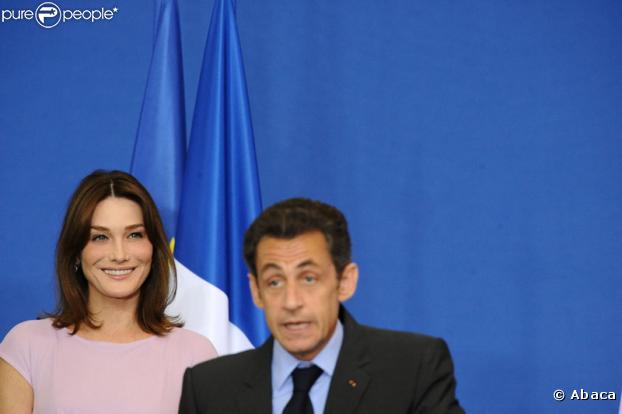 Nicolas Sarkozy, attentivement observé par Carla Bruni, faisant un discours devant les membres de la communauté française du Mexique dans une école française à Mexico le 9 mars 2009