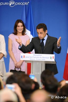Nicolas Sarkozy, attentivement observé par Carla Bruni, faisant un discours devant les membres de la communauté française du Mexique dans une école française à Mexico le 9 mars 2009