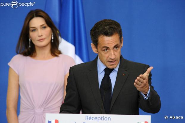 Nicolas Sarkozy, attentivement observé par Carla Bruni, faisant un discours devant les membres de la communauté française du Mexique dans une école française à Mexico le 9 mars 2009