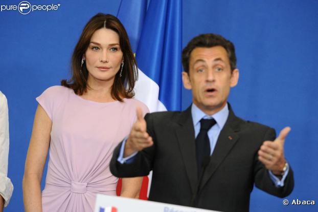 Nicolas Sarkozy, attentivement observé par Carla Bruni, faisant un discours devant les membres de la communauté française du Mexique dans une école française à Mexico le 9 mars 2009
