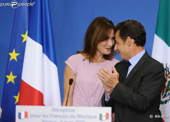Nicolas Sarkozy, attentivement observé par Carla Bruni, faisant un discours devant les membres de la communauté française du Mexique dans une école française à Mexico le 9 mars 2009