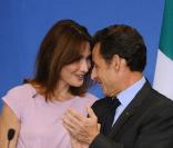 Nicolas Sarkozy, attentivement observé par Carla Bruni, faisant un discours devant les membres de la communauté française du Mexique dans une école française à Mexico le 9 mars 2009