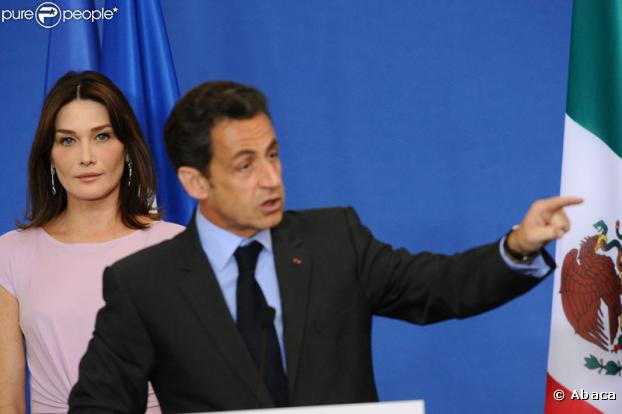 Nicolas Sarkozy, attentivement observé par Carla Bruni, faisant un discours devant les membres de la communauté française du Mexique dans une école française à Mexico le 9 mars 2009