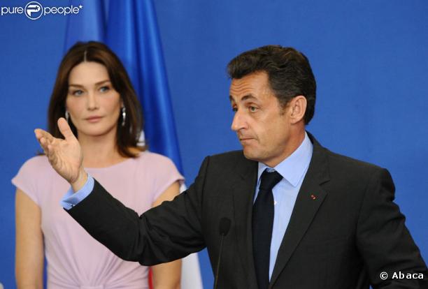 Nicolas Sarkozy, attentivement observé par Carla Bruni, faisant un discours devant les membres de la communauté française du Mexique dans une école française à Mexico le 9 mars 2009