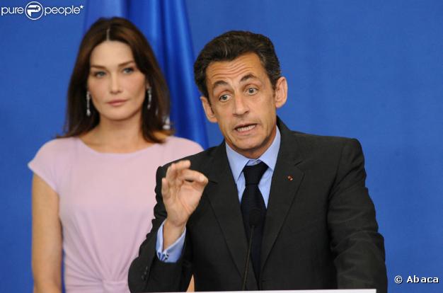Nicolas Sarkozy, attentivement observé par Carla Bruni, faisant un discours devant les membres de la communauté française du Mexique dans une école française à Mexico le 9 mars 2009
