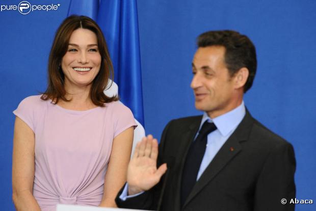 Nicolas Sarkozy, attentivement observé par Carla Bruni, faisant un discours devant les membres de la communauté française du Mexique dans une école française à Mexico le 9 mars 2009