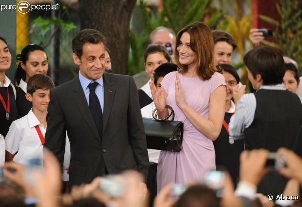 Nicolas Sarkozy, attentivement observé par Carla Bruni, faisant un discours devant les membres de la communauté française du Mexique dans une école française à Mexico le 9 mars 2009