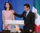 Nicolas Sarkozy, attentivement observé par Carla Bruni, faisant un discours devant les membres de la communauté française du Mexique dans une école française à Mexico le 9 mars 2009