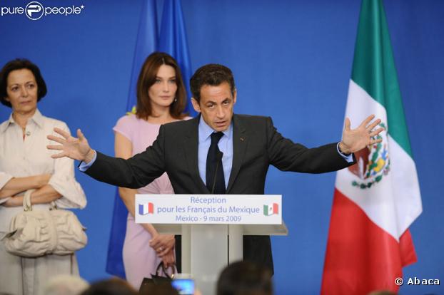 Nicolas Sarkozy, attentivement observé par Carla Bruni, faisant un discours devant les membres de la communauté française du Mexique dans une école française à Mexico le 9 mars 2009