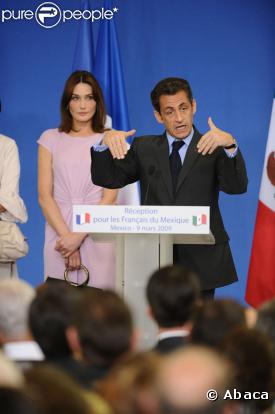 Nicolas Sarkozy, attentivement observé par Carla Bruni, faisant un discours devant les membres de la communauté française du Mexique dans une école française à Mexico le 9 mars 2009