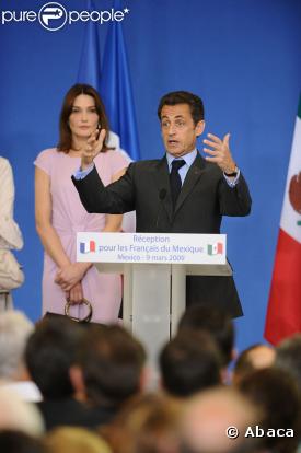 Nicolas Sarkozy, attentivement observé par Carla Bruni, faisant un discours devant les membres de la communauté française du Mexique dans une école française à Mexico le 9 mars 2009