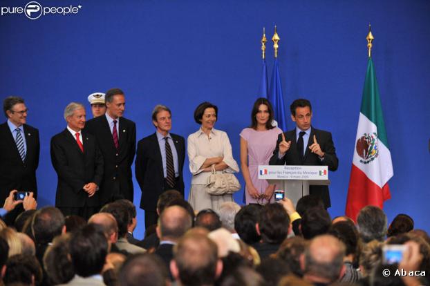 Nicolas Sarkozy, attentivement observé par Carla Bruni, faisant un discours devant les membres de la communauté française du Mexique dans une école française à Mexico le 9 mars 2009