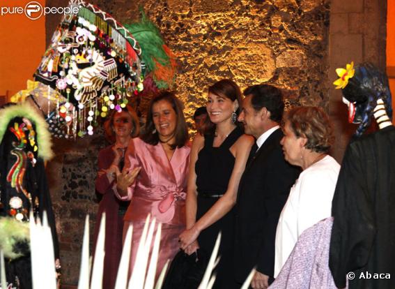 Margarita Zavala, la femme du président mexicain, présente à Carla Bruni et son époux les costumes traditionnels de son pays