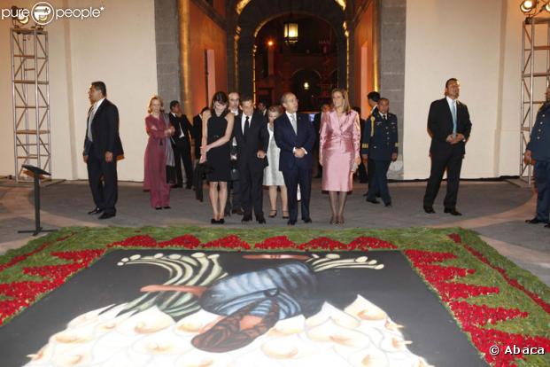 Devant cette tapisserie imposante, les invités de Felipe Calderon se montrent subjugués