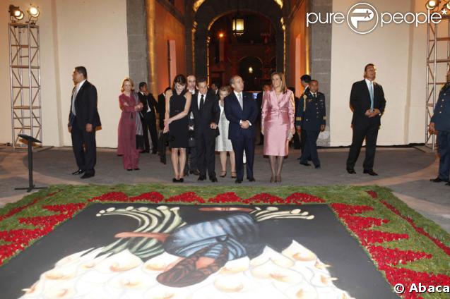 Devant cette tapisserie imposante, les invités de Felipe Calderon se montrent subjugués 
