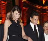 Cependant, Carla Bruni ne peut s'empêcher de poser des questions ! 