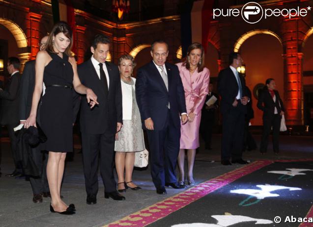 Cependant, Carla Bruni ne peut s'empêcher de poser des questions ! 