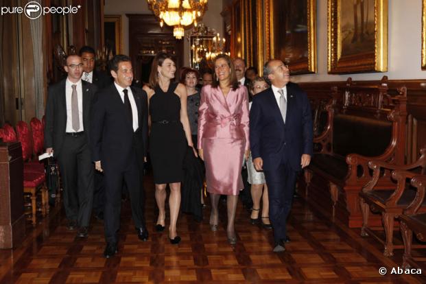 La visite de la bâtisse provoque l'enthousiasme du chef de l'état français et de son épouse