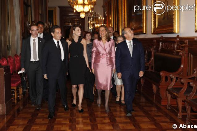 La visite de la bâtisse provoque l'enthousiasme du chef de l'état français et de son épouse 